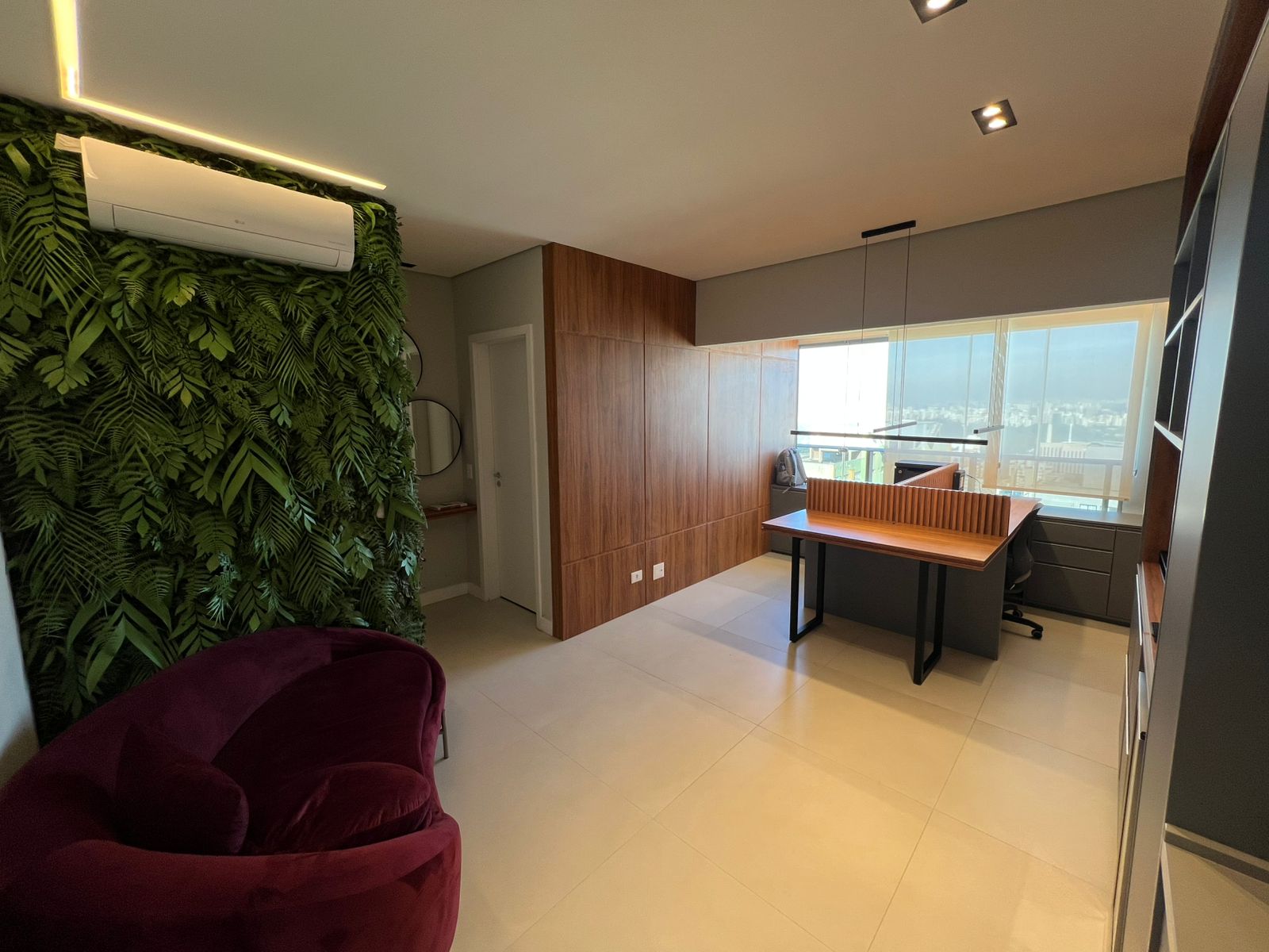 <img src="apartamento-decorado.jpg" alt="Investir em apartamentos decorados para Airbnb em São Paulo com design moderno e vista urbana">